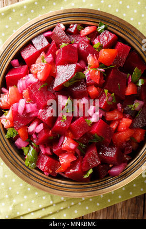 Ristoranti africani: marocchina Insalata di barbabietole con cipolle, pomodori e le erbe vicino sul tavolo. Verticale in alto vista da sopra Foto Stock