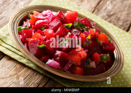 Preparate di fresco insalata dal bollito di barbabietole con cipolle, pomodori e le erbe aromatiche con olio di oliva close-up su una piastra, stile africano. orizzontale Foto Stock