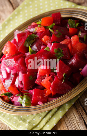 La barbabietola rossa marocchina insalata con cipolle, pomodori e le erbe vicino sul piano verticale. Foto Stock