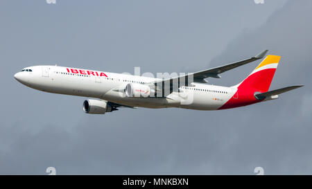 A Torrejon, Spagna - 11 OTT 2014: compagnia aerea Iberia Airbus 330 in volo. Foto Stock