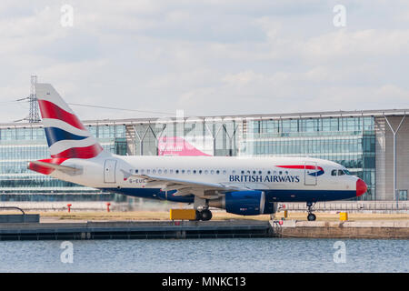 LONDON, Regno Unito - Agosto 2, 2013; un British Airways Airbus A-318 (G-EUNB) rotoli sulla pista dell'aeroporto di London City nel Distretto di Newham prima ta Foto Stock