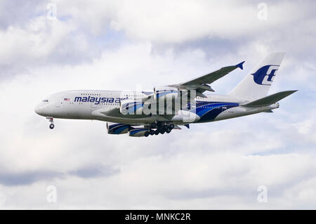 London, Regno Unito - 6 Agosto 2013 - Un Malaysian Airlines Un380-841 atterra all'aeroporto di Heathrow di Londra Foto Stock