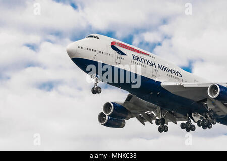 LONDON, Regno Unito - Agosto 6, 2013; un British Airways Airbus Boeing 747 l'atterraggio all'Aeroporto di Londra Heathrow Foto Stock