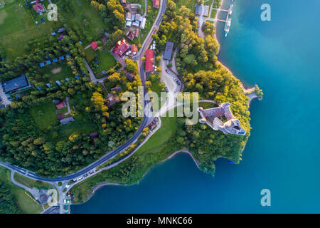 Castello medievale in Niedzica dal lago Czorsztyn, Polonia Foto Stock