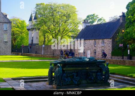 Tomba di rame di William Elphinstone nella motivazione dell'Università di Aberdeen su una soleggiata giornata di primavera. Cottage di granito e Powis gotico Gate Towers. Scozia Foto Stock