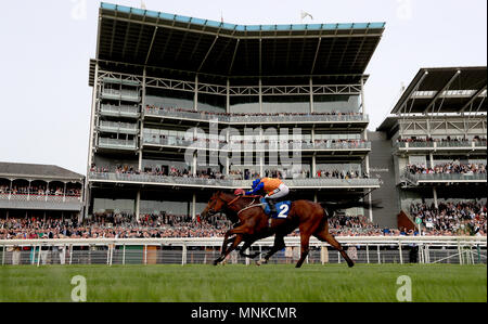 Baghdad (oscurato) cavalcato da fantino William Buick sul modo di vincere il 7IM supporta la Fibrosi Cistica cura Handicap a fianco di fare miracoli (anteriore) cavalcato da fantino Silvestre de Sousa durante il giorno tre del 2018 Dante Festival a York Racecourse. Foto Stock