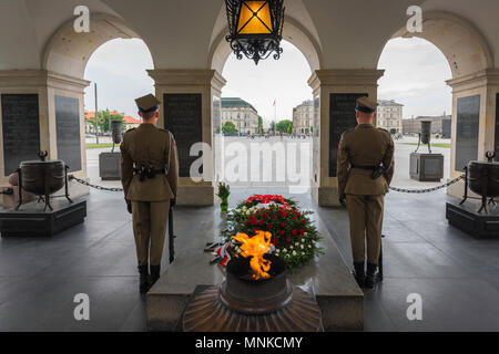 Vista posteriore di guardie di stanza dentro la tomba del Milite Ignoto a Varsavia con la fiamma eterna visibile nelle vicinanze piazza Pilsudski a Varsavia, Polonia Foto Stock