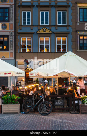 Varsavia Old Town, vista su di una serata estiva di persone sedute al cafe tabelle nella Piazza della Città Vecchia nel centro storico Stare Miasto trimestre di Varsavia. Foto Stock