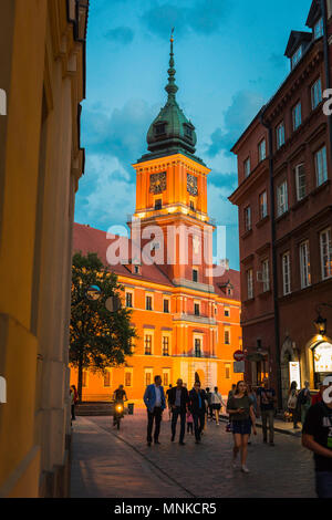 Il Castello Reale di Varsavia, vista di notte del Royal edificio del castello e della strada nel quartiere della Città Vecchia di Varsavia, Polonia. Foto Stock