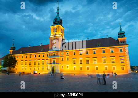 Castello reale di Varsavia, vista panoramica di notte dell'edificio del Castello reale e della Piazza del Castello (Plac Zamkowy) nel quartiere della Città Vecchia di Varsavia, Polonia. Foto Stock