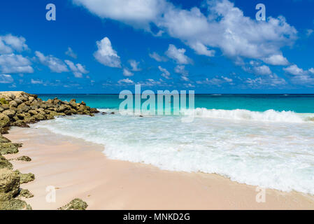 Crane Beach - spiaggia tropicale sull'isola caraibica di Barbados. Si tratta di una destinazione paradiso con una spiaggia di sabbia bianca e mare turquoiuse. Foto Stock