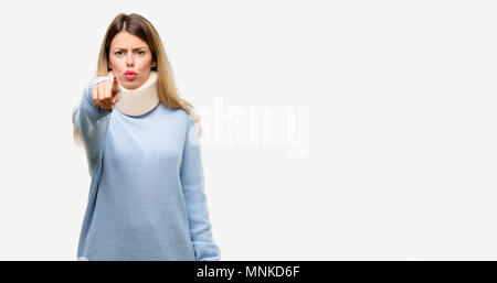Giovani feriti donna che indossa il rinforzo del collo il collare rivolta verso la parte anteriore con un dito Foto Stock
