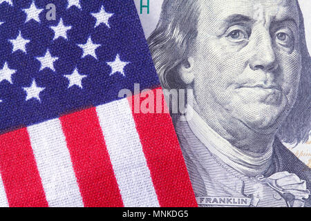 Stati Uniti bandiera con un centinaio di dollari. Foto Stock