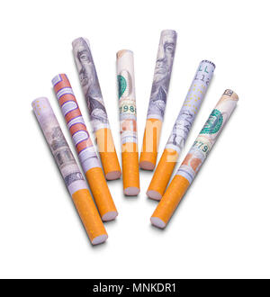Diverse centinaia di dollari di denaro sigarette isolato su uno sfondo bianco. Foto Stock