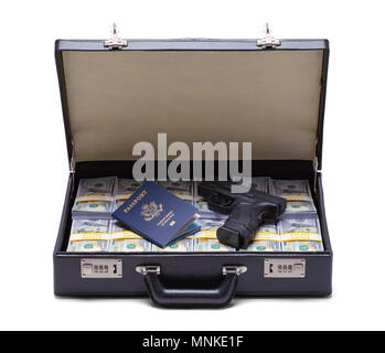 Valigetta piena di soldi con un passaporto e una pistola isolato su uno sfondo bianco. Foto Stock
