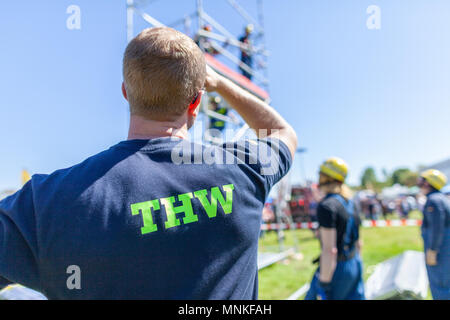 Delmenhorst / Germania - 6 Maggio 2018: Tedesco tecnico il servizio di emergenza segno su un giubbotto da un uomo. THW, Technisches Hilfswerk mezzi emergenc tecnico Foto Stock