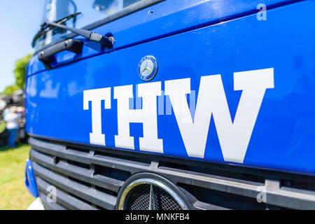 Delmenhorst / Germania - 6 Maggio 2018: Tedesco tecnico il servizio di emergenza segno su un carrello. Technisches Hilfswerk mezzi tecnici di servizio di emergenza. Foto Stock