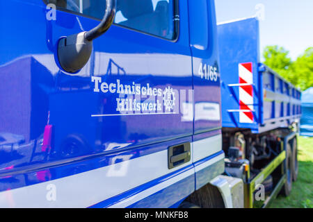 Delmenhorst / Germania - 6 Maggio 2018: Tedesco tecnico il servizio di emergenza segno su un carrello. Technisches Hilfswerk mezzi tecnici di servizio di emergenza. Foto Stock