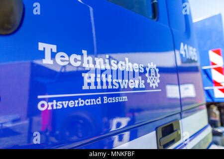 Delmenhorst / Germania - 6 Maggio 2018: Tedesco tecnico il servizio di emergenza segno su un carrello. Technisches Hilfswerk mezzi tecnici di servizio di emergenza. Foto Stock