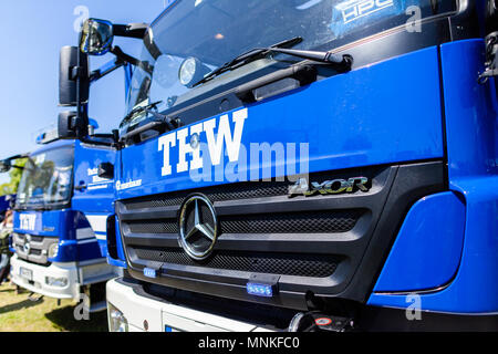 Delmenhorst / Germania - 6 Maggio 2018: Tedesco tecnico il servizio di emergenza segno su un carrello. Technisches Hilfswerk mezzi tecnici di servizio di emergenza. Foto Stock