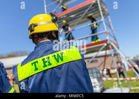 Delmenhorst / Germania - 6 Maggio 2018: Tedesco tecnico il servizio di emergenza segno su un giubbotto da un uomo. THW, Technisches Hilfswerk mezzi emergenc tecnico Foto Stock