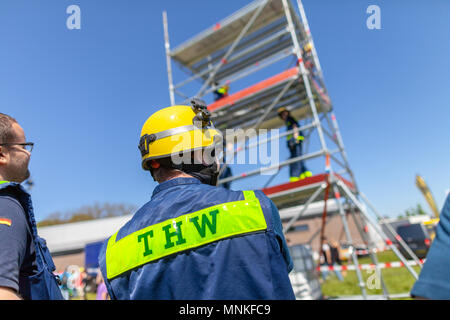 Delmenhorst / Germania - 6 Maggio 2018: Tedesco tecnico il servizio di emergenza segno su un giubbotto da un uomo. THW, Technisches Hilfswerk mezzi emergenc tecnico Foto Stock