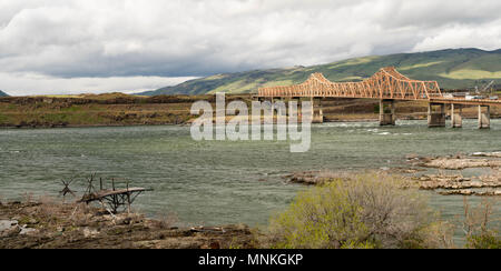 Nativo di sacra i fondali di pesca su Oregon lato del fiume Columbia in dalles Foto Stock