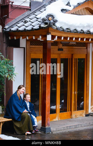 La famiglia di madre e figlia di indossare uno yukata tradizionale giapponese in kimono street di onsen resort città in Giappone. Foto Stock