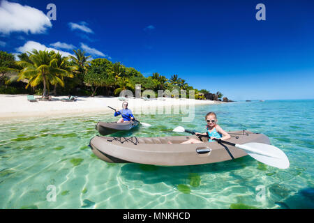 Famiglia og madre e figlia pagaiando sul kayak al Tropical Ocean acqua durante le vacanze estive Foto Stock
