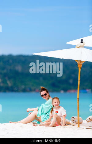 Madre e figlia godendo tropical beach vacation