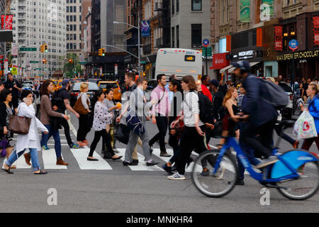 Le persone che attraversano una strada in Union Square a Manhattan, New York, NY (17 maggio 2018) Foto Stock