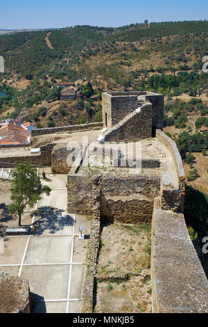 La vista dalla torre di mantenere all'interno del cortile del castello con la torre Carouche di Mertola Castello. Mertola. Portogallo Foto Stock