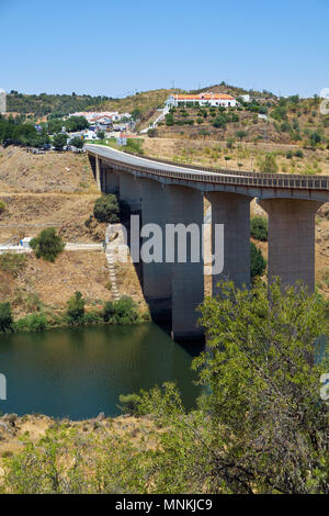 La vista del ponte sul fiume Guadiana vicino Mertola città. Baixo Alentejo. Portogallo Foto Stock