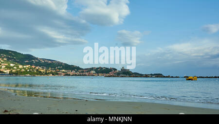 Golfo dei poeti Lerici in una giornata di sole Vista Panoramica prese da San Terenzo - Ligure in Italia Foto Stock