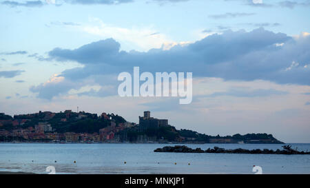 Golfo dei poeti Lerici al tramonto Vista Panoramica prese da San Terenzo - Ligure in Italia Foto Stock