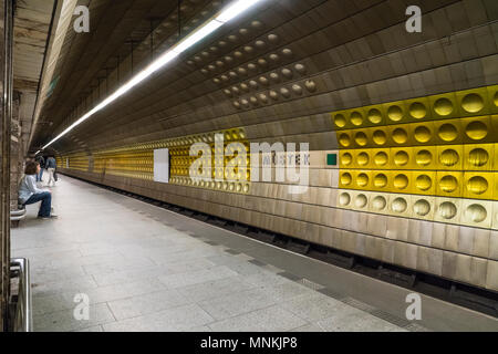 La fermata della metropolitana Mustek a Praga Foto Stock