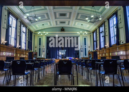 Old school hall impostato per esami con sedie e scrivanie di esame sedie in linee rette. Sir Thomas Boteler high school Warrington Foto Stock