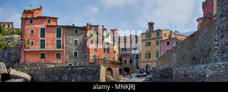 Vista panoramica del porto di Tellaro e case colorate - Tellaro Ligure in Italia Foto Stock