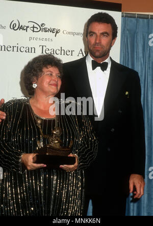 LOS ANGELES, CA - 7 ottobre: attore Tom Selleck (R) e valutazione frequentare la Walt Disney Company prima annuale America Teacher Awards il 7 ottobre 1990 al Pantages Theatre di Los Angeles, California. Foto di Barry re/Alamy Stock Photo Foto Stock