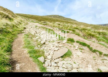 Una ruvida asciutto sassoso sentiero andando su per la collina verso Grindslow Knoll, Kinder Scout durante l'estate. Derbyshire, Peak District, England, Regno Unito Foto Stock