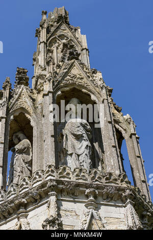 I dettagli delle incisioni sulla regina Eleonora Croce, Northampton, Regno Unito; questo tredicesimo secolo un monumento costruito da Edward Ho per sua moglie, ora è in cattive condizioni di riparazione Foto Stock