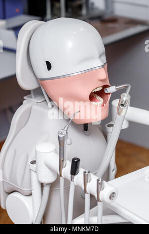 Manichino o dummy per il dentista gli studenti in formazione Facoltà di odontoiatria di medici scuole e università Foto Stock