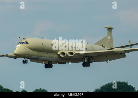 Hawker Siddeley Nimrod MR2 RAF Royal Air Force velivolo di pattugliamento marittimo che vola ad uno spettacolo aereo. Numero di serie XV226 Foto Stock