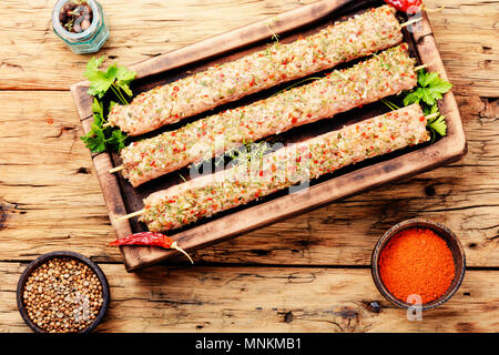 Caucasica piatto popolare, kebab dal giovane agnello carni e spezie.cucina caucasica Foto Stock
