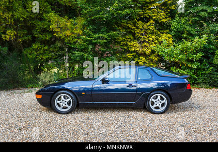 Classic Vintage Porsche auto sportiva, un materiale metallico blu mezzanotte Porsche 968 parcheggiato su una unità di ghiaia, sud-est Inghilterra, Regno Unito Foto Stock