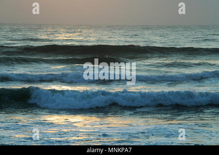 Durban, KwaZulu-Natal, in Sudafrica, la solitudine, la mattina presto sole riflesso acqua, onde che si infrangono vicino alla riva, Paesaggio, Spiaggia Foto Stock