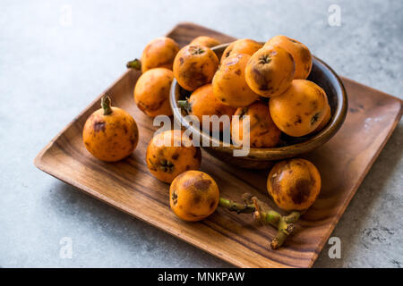 Nespole del Giappone prugna frutti / Eirobotrya Japonica pronto a mangiare. Alimenti biologici. Foto Stock