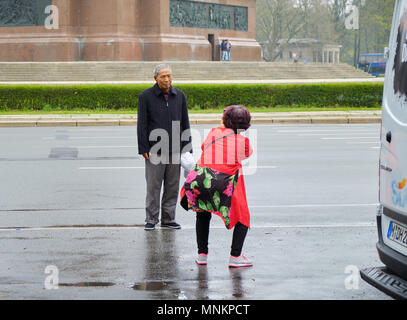 Berlino, Germania - 14 Aprile 2018: turisti asiatici prendere foto contro la base della colonna della vittoria di Berlino Foto Stock