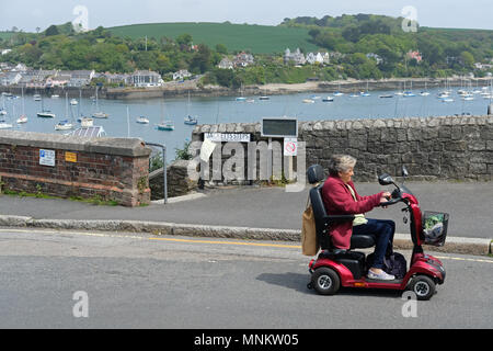 Una donna su una mobilità scooter a Falmouth, Cornwall Foto Stock