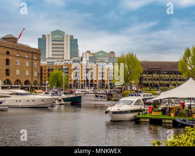 St Katharine Docks alloggiamento e un complesso di svaghi, Borough of Tower Hamlets, sul lato nord del Tamigi facevano parte del porto di Londra, Foto Stock